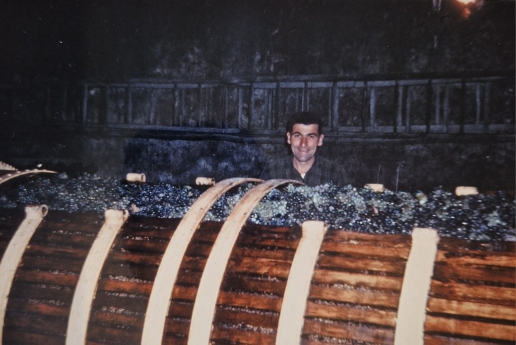 Bernard Jobin derrière une cuve de vendanges en cave