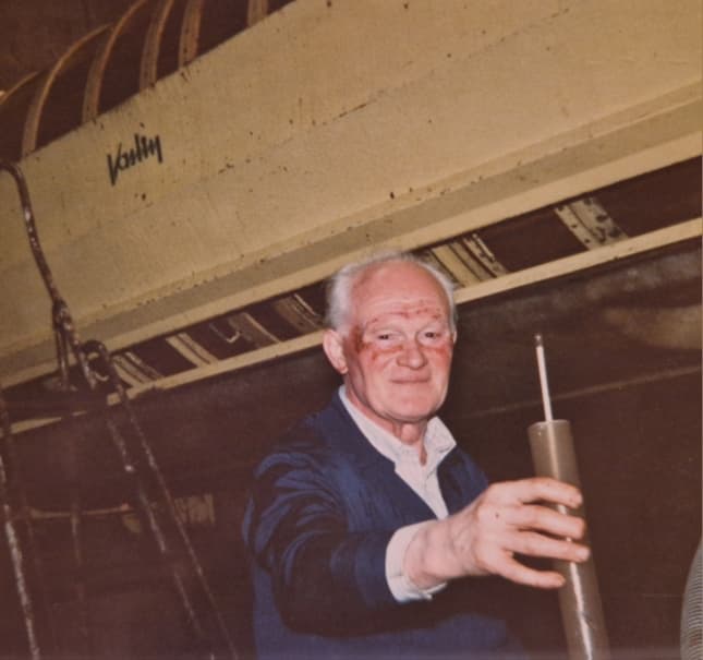 Le grand-père en cave, travail du vin