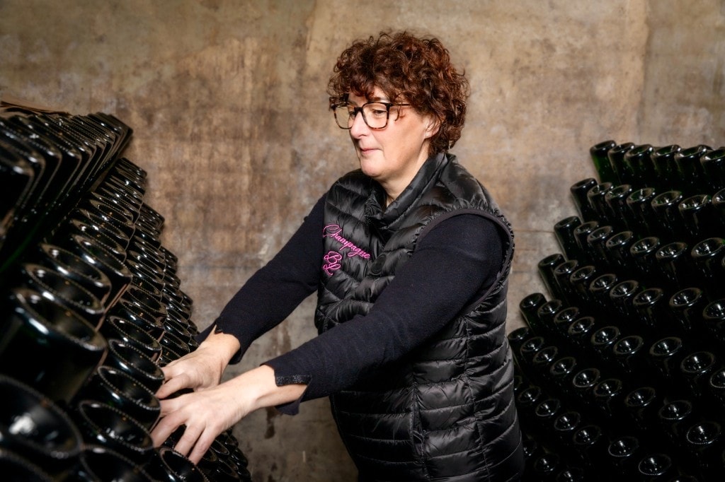 Fanny Laroche en cave manipulant les bouteilles