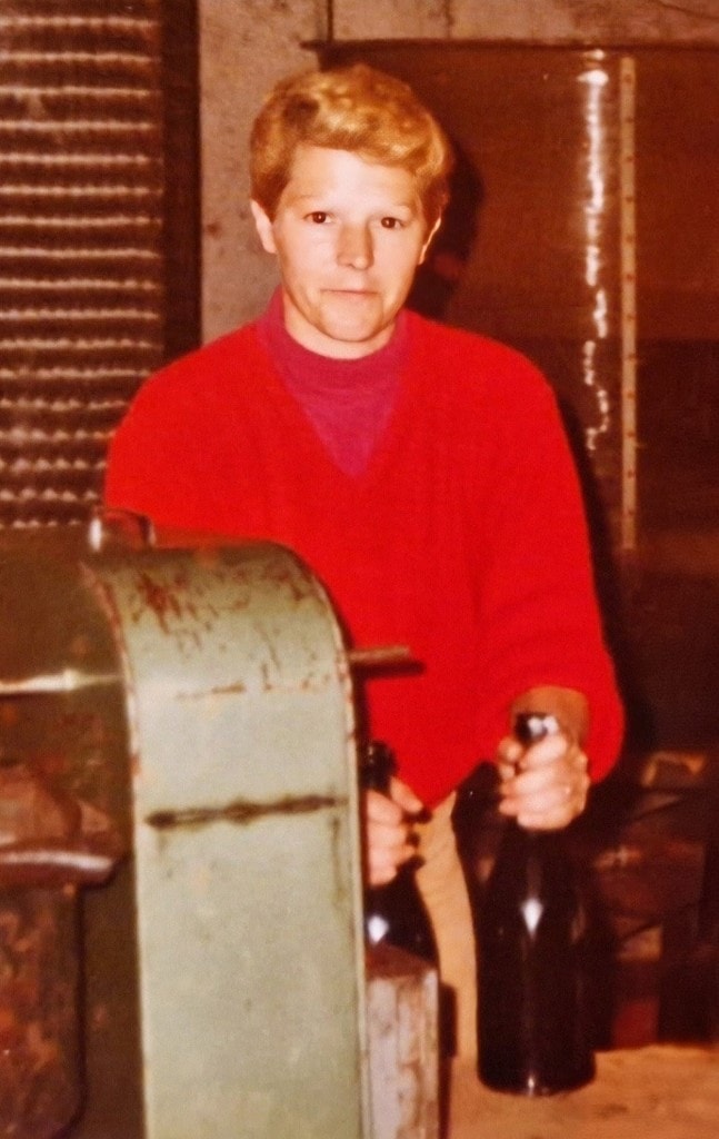 Marlène Laroche en cave avec une bouteille de champagne